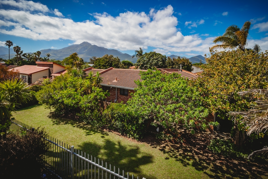 4 Bedroom Property for Sale in Loerie Park Western Cape